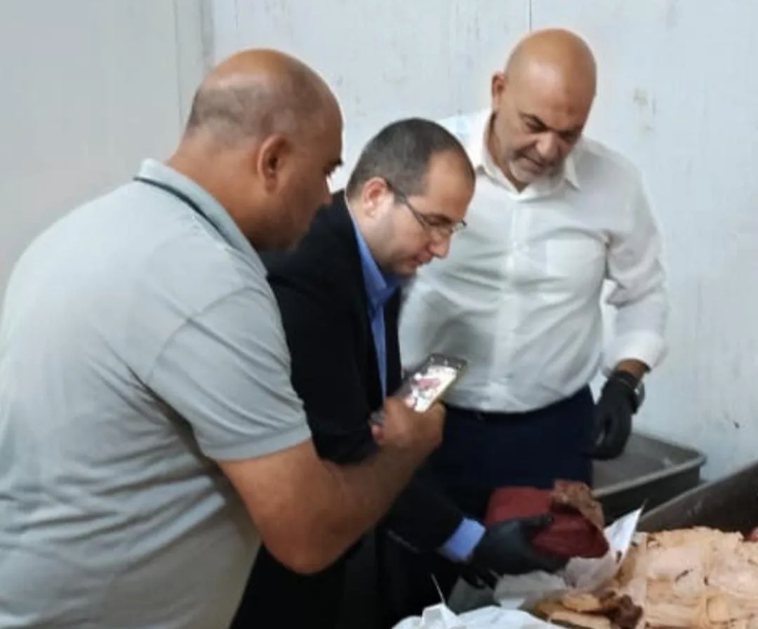 ضبط 11 طن مصنعات لحوم ودواجن غير صالحة للاستهلاك داخل مصنع بالعبور.. تفاصيل الحملة الرقابية ضبط 11 طن مصنعات لحوم ودواجن غير صالحة للاستهلاك داخل مصنع بالعبور.. تفاصيل الحملة الرقابية