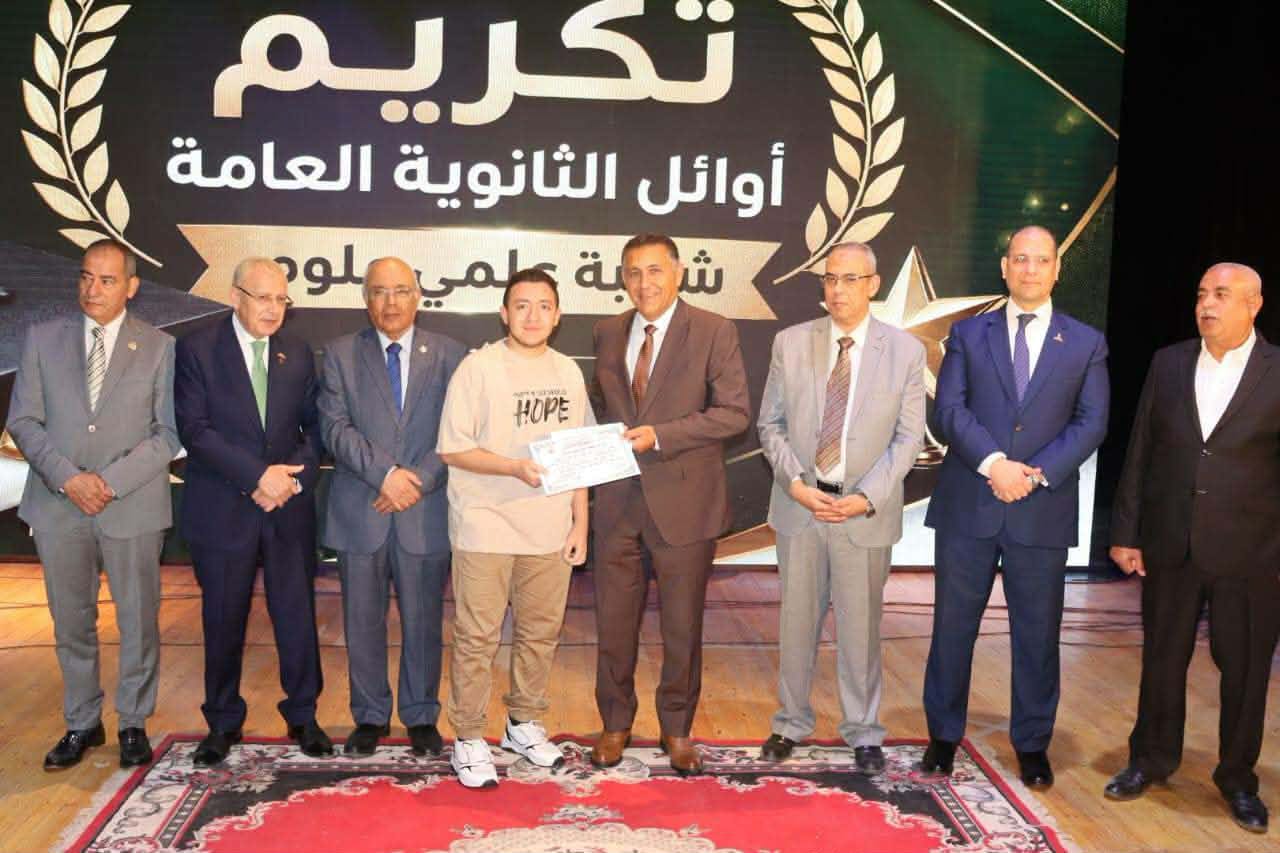 مازن الجيد.. اسمٌ جديد يُضاف إلى قائمة المتفوقين.. وتألقٌ يُتوج بتكريم محافظ القليوبية مازن الجيد.. اسمٌ جديد يُضاف إلى قائمة المتفوقين.. وتألقٌ يُتوج بتكريم محافظ القليوبية
