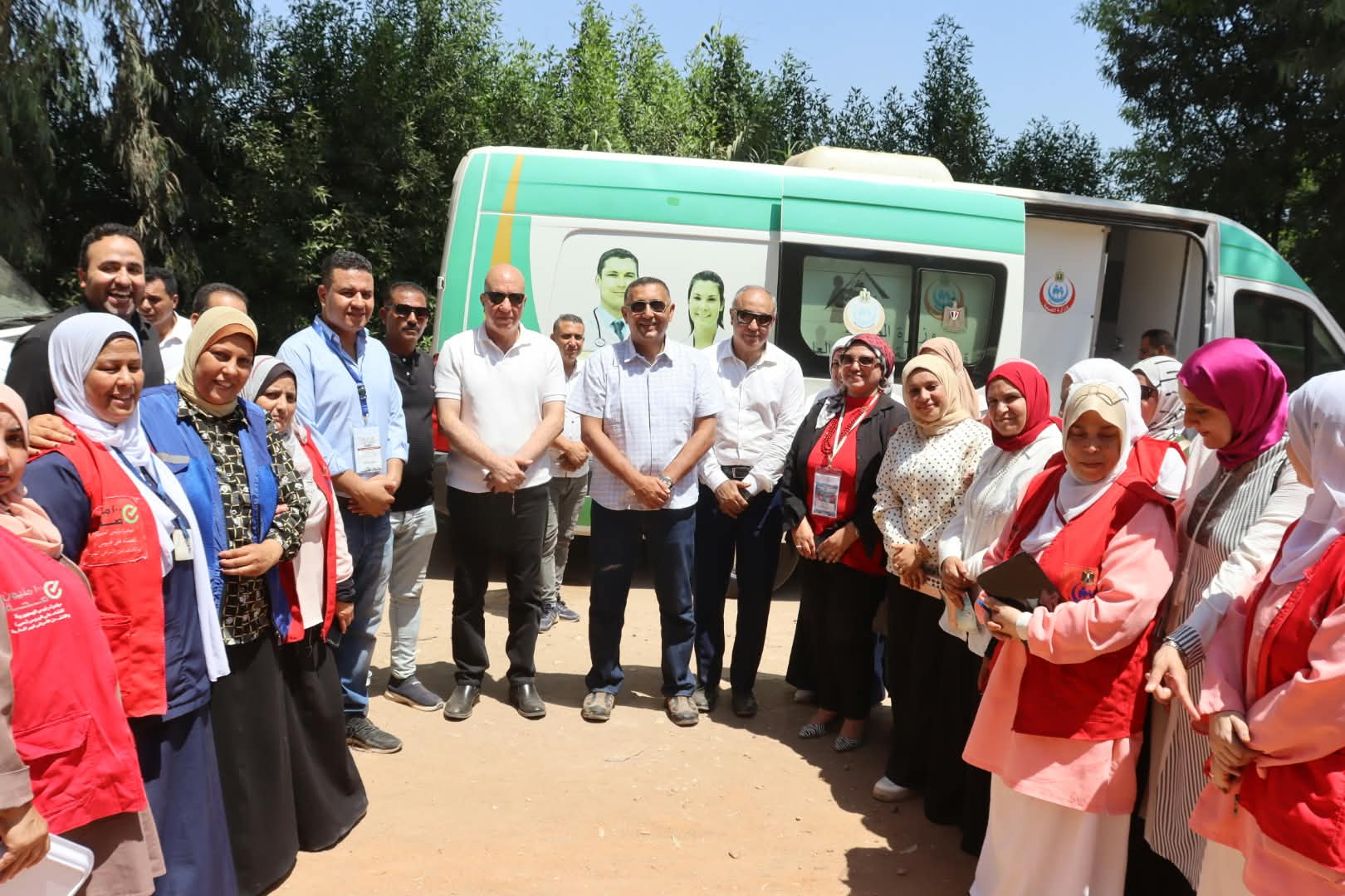 كله بالمجان كافة التخصصات.. محافظ القليوبية يتابع اكبر قافلة طبية بالقليوبية