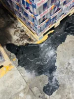 🚨 ضبط 13.5 طن مشروبات طاقة فاسدة داخل مخزن غير مرخص بالعبور قبل طرحها بالأسواق