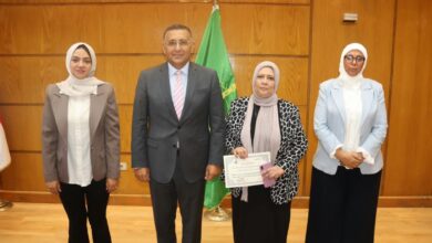 في لقطة وفاء.. محافظ القليوبية يكرّم مدير شؤون المجالس لبلوغها سن المعاش