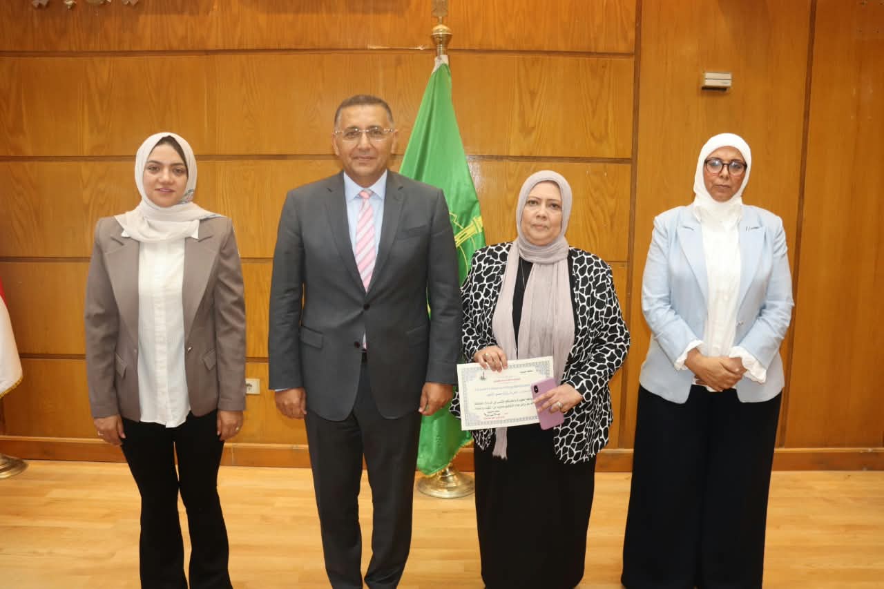 في لقطة وفاء.. محافظ القليوبية يكرّم مدير شؤون المجالس لبلوغها سن المعاش في لقطة وفاء.. محافظ القليوبية يكرّم مدير شؤون المجالس لبلوغها سن المعاش