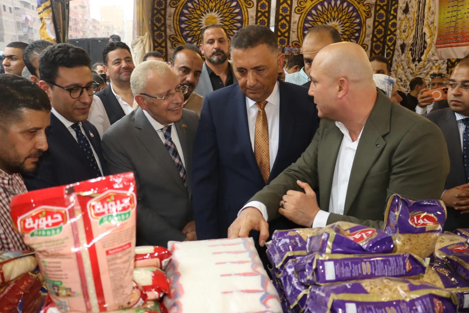 في إطار احتفالات القليوبية بعيدها القومي.. محافظ القليوبية يفتتح معرض «الجبهة الوطنية» للسلع ومستلزمات الأسرة والمدارس بشبرا الخيمة