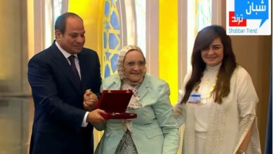 «81 سنة.. والحلم لسه بيبدأ».. آمال إسماعيل تبكي العيون في لحظة تكريمها أمام الرئيس السيسي 