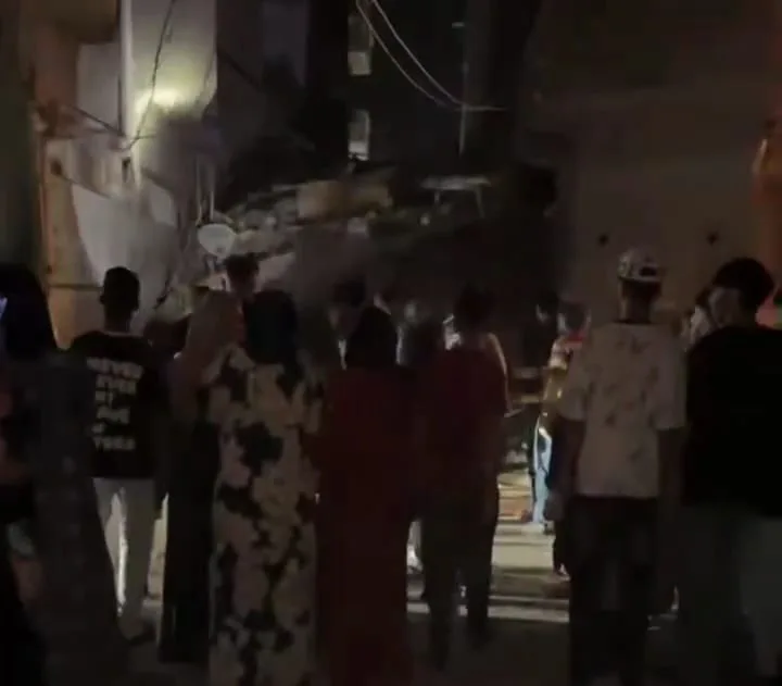 انهيار منزل مكون من ٤ طوابق في وسط بنها دون وفيات انهيار منزل مكون من ٤ طوابق في وسط بنها دون وفيات