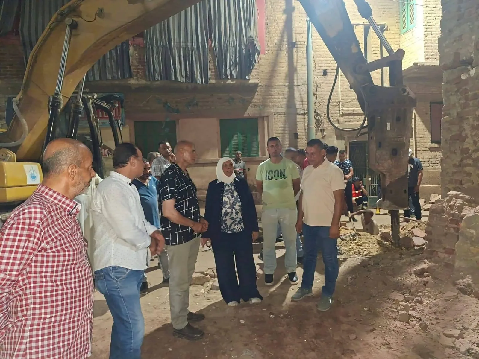 محافظ القليوبية يوجّه بسرعة التعامل مع تداعيات انهيار عقار ببنها وإزالة عقار مجاور يمثل خطورة داهمة محافظ القليوبية يوجّه بسرعة التعامل مع تداعيات انهيار عقار ببنها وإزالة عقار مجاور يمثل خطورة داهمة