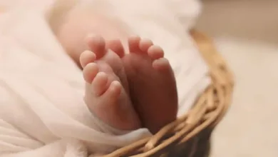 حزن في شبين القناطر.. رضيع يفارق الحياة اختناقًا أثناء الرضاعة