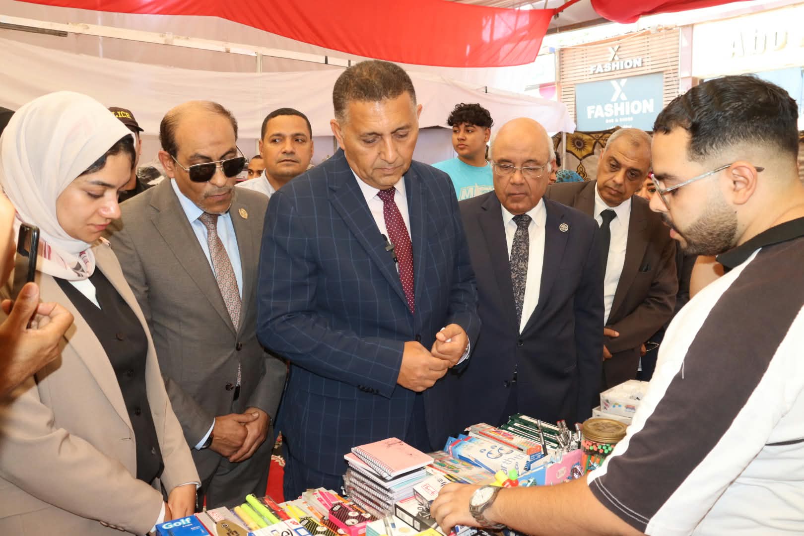 «قبل زحمة المدارس».. محافظ القليوبية يفتتح «أهلًا مدارس» بشبرا الخيمة بتخفيضات تصل لـ30%