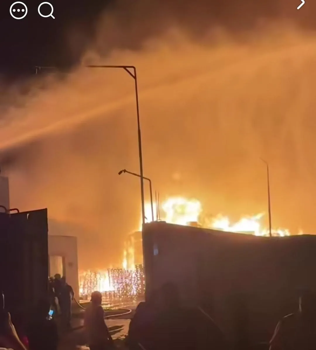 حريق هائل داخل مصنع كرتون بالعبور.. والدفع بـ9 سيارات إطفاء للسيطرة على النيران حريق هائل داخل مصنع كرتون بالعبور.. والدفع بـ9 سيارات إطفاء للسيطرة على النيران