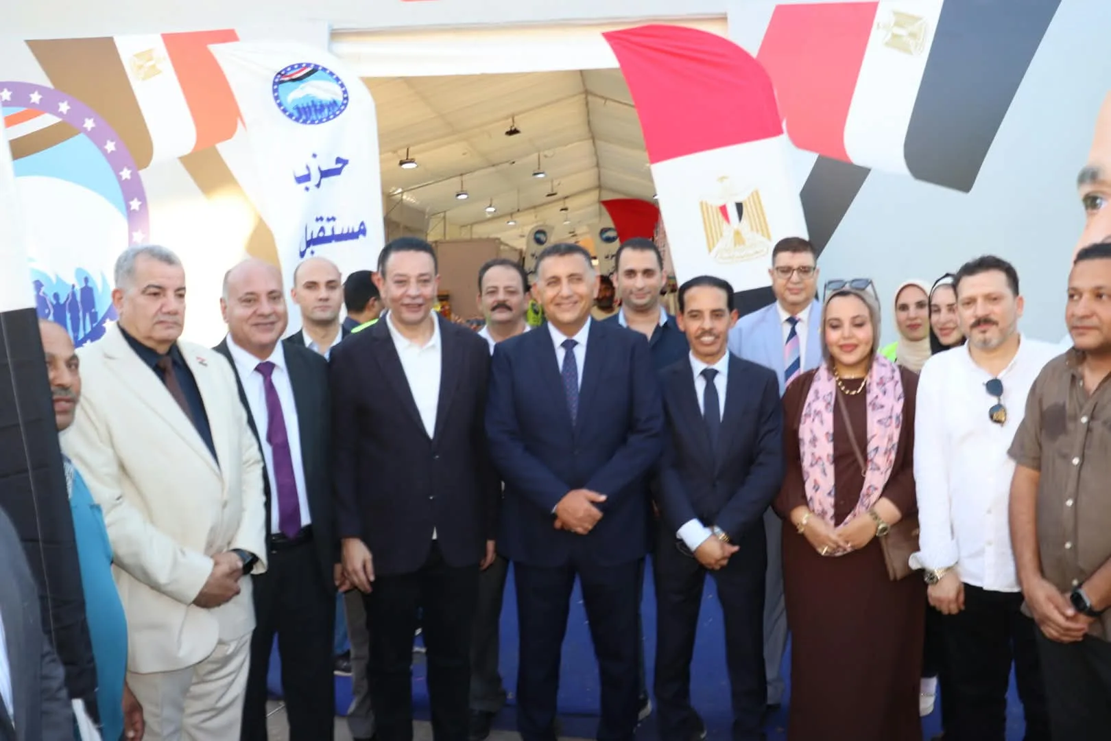 محافظ القليوبية يفتتح معرض «أهلاً مدارس» ببنها بتخفيضات تصل إلى 35%.. ويوجه بزيادة نسب الخصم لتخفيف الأعباء عن الأسر