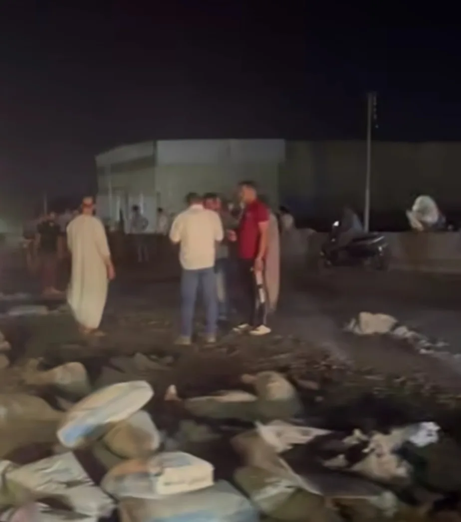 جرار بدون إضاءة يقطع الطريق.. سقوط حمولة أسمنت بعد تصادم مروع بطريق بنها–المنصورة