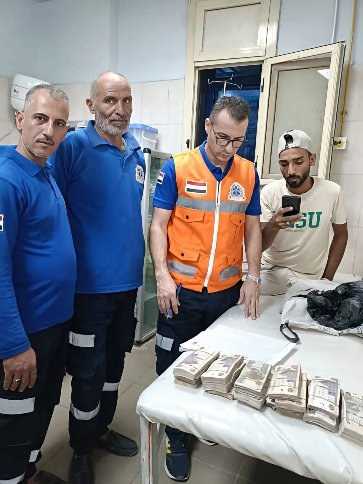 طاقم إسعاف يعيد "ربع مليون جنيه" لذوى مصاب بحادث فى القليوبية