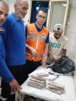 طاقم إسعاف يعيد "ربع مليون جنيه" لذوى مصاب بحادث فى القليوبية
