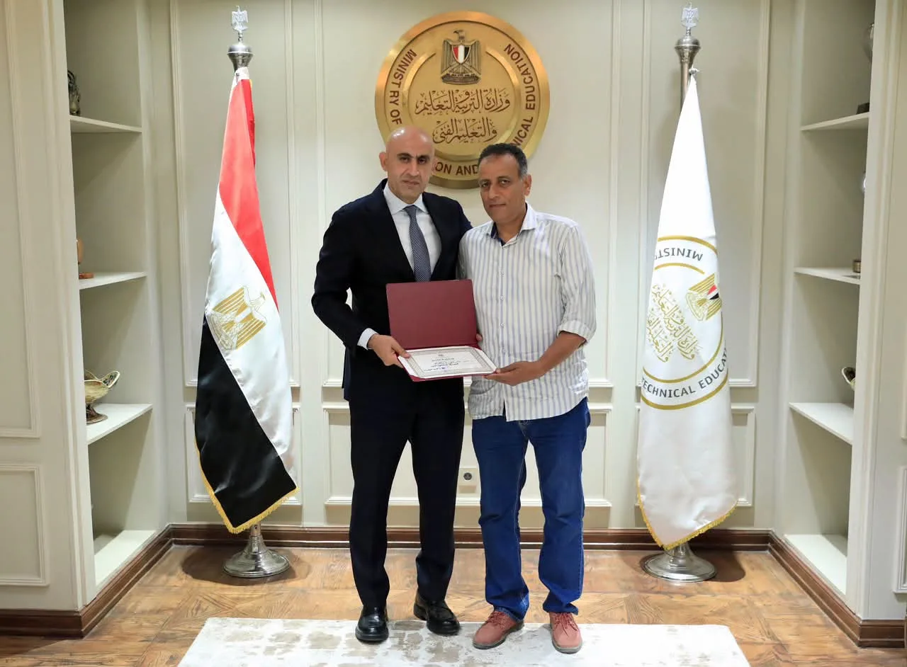 «أنا في مكاني زي ما أنا».. مدير مدرسة برقطا يكشف موقفه بعد واقعة الجلابية