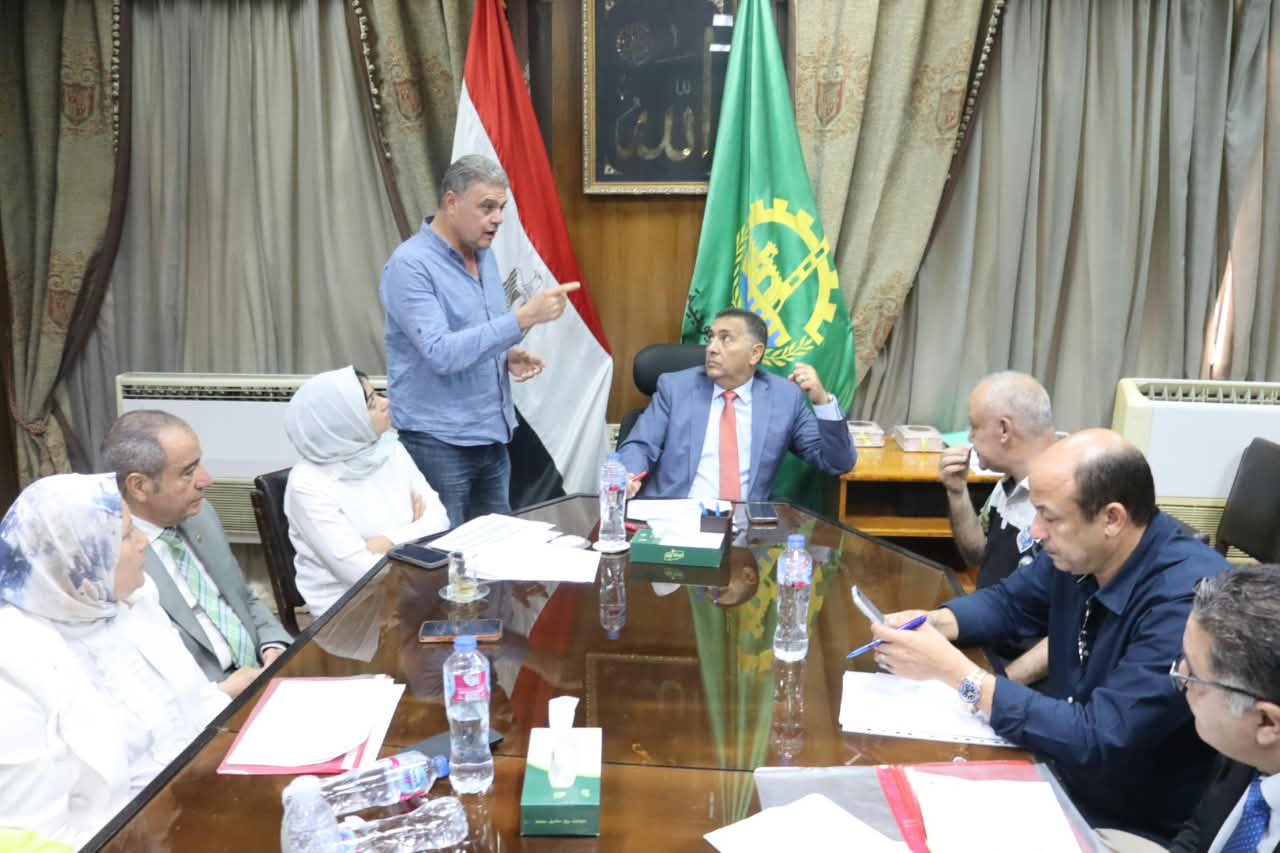 محافظ القليوبية يعقد اللقاء الجماهيري الـ89 بمدينة شبرا.. ويستمع إلى 26 طلبًا وشكوى محافظ القليوبية يعقد اللقاء الجماهيري الـ89 بمدينة شبرا.. ويستمع إلى 26 طلبًا وشكوى