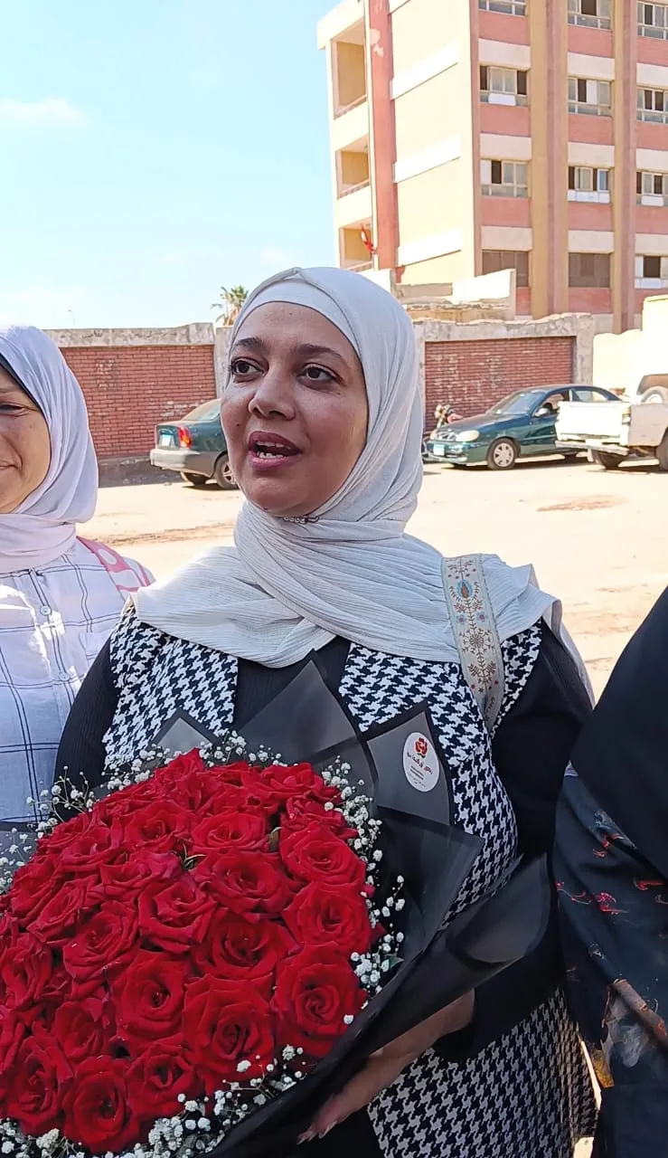 بالورد.. معلمو مدرسة الشهيد أحمد سمير يستقبلون مديرة المدرسة بعد تكريمها من وزير التعليم بالورد.. معلمو مدرسة الشهيد أحمد سمير يستقبلون مديرة المدرسة بعد تكريمها من وزير التعليم