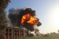 محافظ القليوبية يتابع حريق مخزن مواد كيماوية بسنديون.. وإصابة شخص