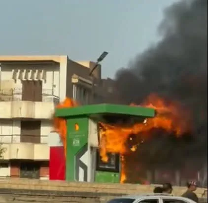 النيران تلتهم ماكينة ATM أمام جامعة بنها.. والسيطرة على الحريق دون إصابات النيران تلتهم ماكينة ATM أمام جامعة بنها.. والسيطرة على الحريق دون إصابات