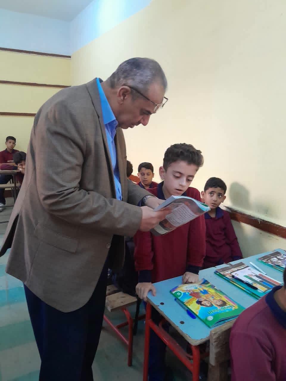 بين مكافأة التميز ومحاسبة المقصرين.. مدير تعليم القليوبية يفاجئ مدارس "دملو" ببنها ويُكرم مديراً ويحيل آخر للتحقيق بين مكافأة التميز ومحاسبة المقصرين.. مدير تعليم القليوبية يفاجئ مدارس "دملو" ببنها ويُكرم مديراً ويحيل آخر للتحقيق
