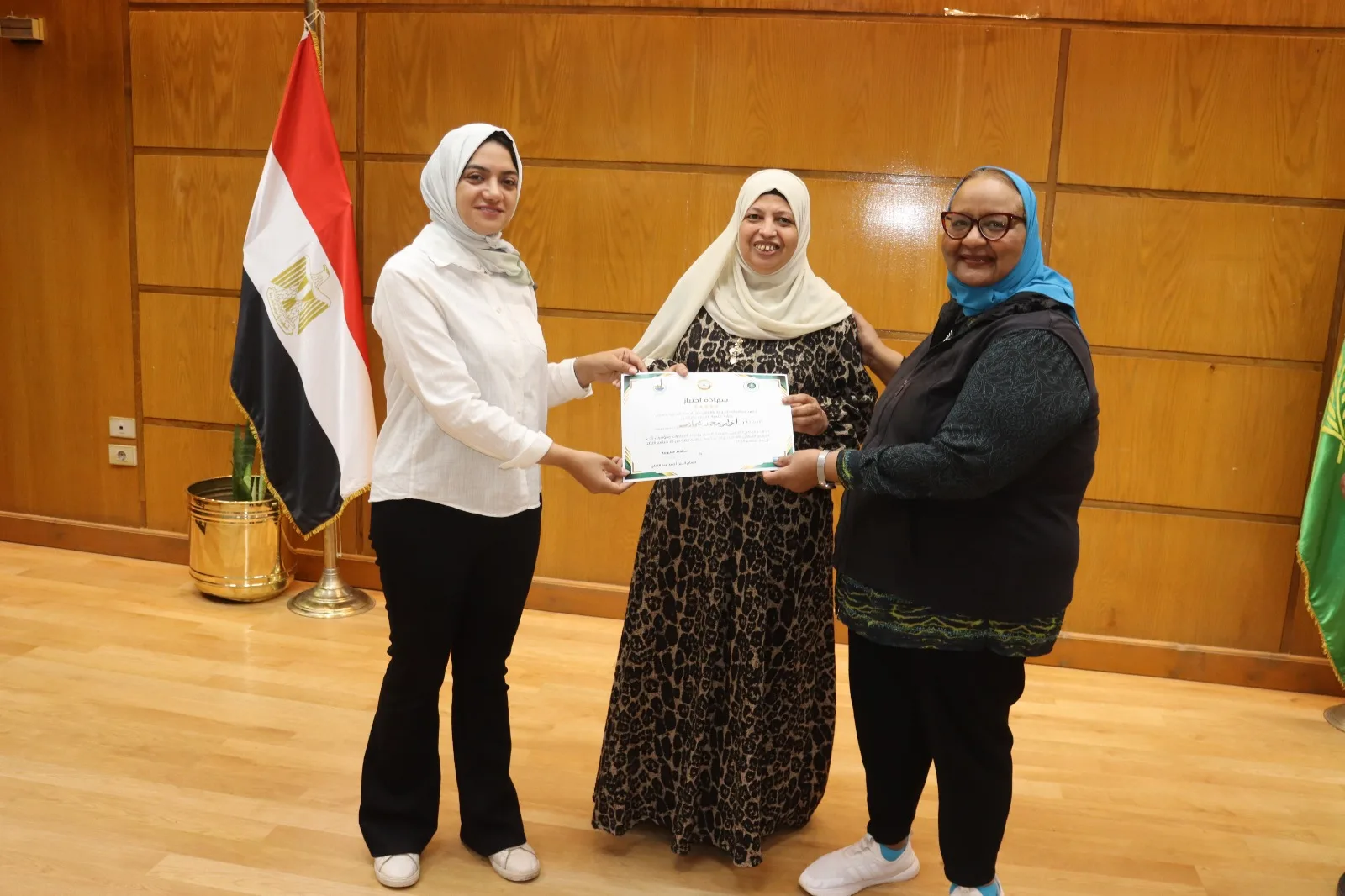 محافظ القليوبية يستقبل رئيس الإدارة المركزية لوحدات السكان ويُكلّف نائبته بتكريم المجتازين لدورة «منهجية العمل وإعداد المبادرات ومؤشرات أداء البرنامج السكاني» خلال ختام فعاليات الدورة التدريبية بقاعة المؤتمرات بديوان عام المحافظة محافظ القليوبية يستقبل رئيس الإدارة المركزية لوحدات السكان ويُكلّف نائبته بتكريم المجتازين لدورة «منهجية العمل وإعداد المبادرات ومؤشرات أداء البرنامج السكاني» خلال ختام فعاليات الدورة التدريبية بقاعة المؤتمرات بديوان عام المحافظة