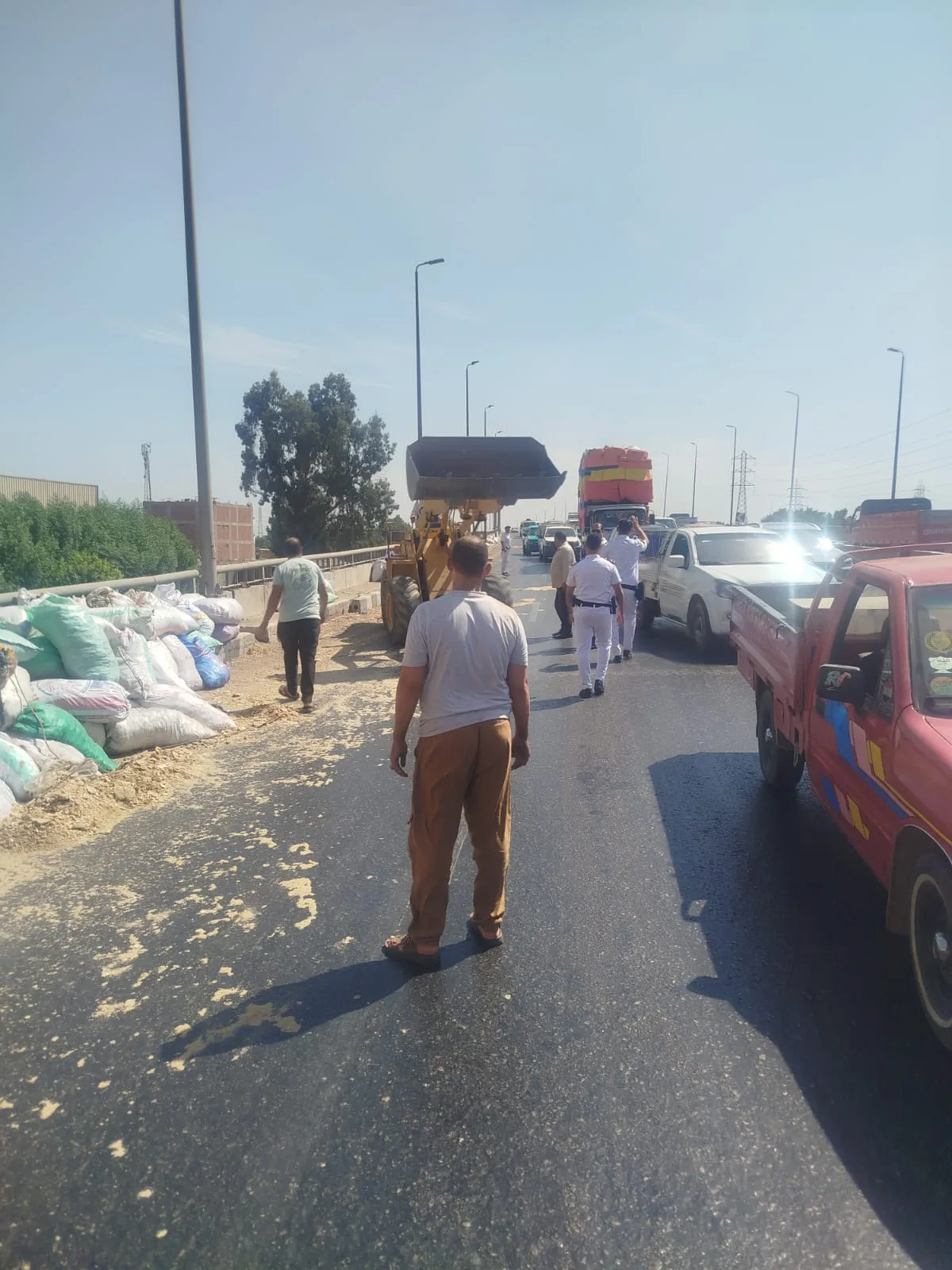انقلاب حمولة «جامبو» أعلى كوبري قها.. ورفع آثار الحادث دون إصابات انقلاب حمولة «جامبو» أعلى كوبري قها.. ورفع آثار الحادث دون إصابات