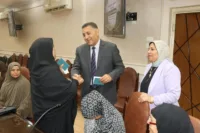 اهداء من صندوق تحيا مصر محافظ القليوبية يسلم  جوازات سفر لرحلة عمرة مجانيه