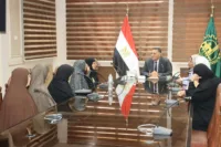 اهداء من صندوق تحيا مصر محافظ القليوبية يسلم  جوازات سفر لرحلة عمرة مجانيه