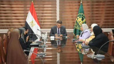 اهداء من صندوق تحيا مصر محافظ القليوبية يسلم  جوازات سفر لرحلة عمرة مجانيه