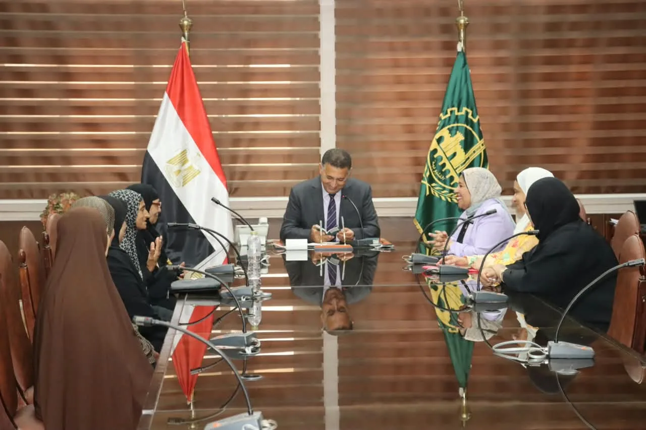 اهداء من صندوق تحيا مصر محافظ القليوبية يسلم  جوازات سفر لرحلة عمرة مجانيه
