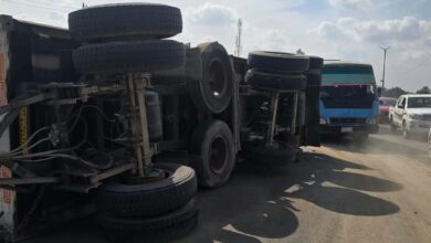 انقلاب سيارة تريلا محملة بالرمل بطريق بنها الزراعي أمام سندنهور.. ورفع آثار الحادث