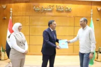 محافظ القليوبية يُسلِّم 12 عقد تقنين للمواطنين بديوان عام المحافظة
