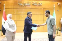 محافظ القليوبية يُسلِّم 12 عقد تقنين للمواطنين بديوان عام المحافظة