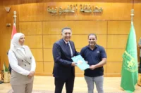 محافظ القليوبية يُسلِّم 12 عقد تقنين للمواطنين بديوان عام المحافظة
