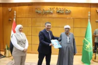 محافظ القليوبية يُسلِّم 12 عقد تقنين للمواطنين بديوان عام المحافظة
