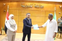 محافظ القليوبية يُسلِّم 12 عقد تقنين للمواطنين بديوان عام المحافظة