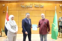 محافظ القليوبية يُسلِّم 12 عقد تقنين للمواطنين بديوان عام المحافظة