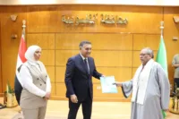 محافظ القليوبية يُسلِّم 12 عقد تقنين للمواطنين بديوان عام المحافظة