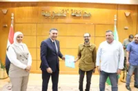 محافظ القليوبية يُسلِّم 12 عقد تقنين للمواطنين بديوان عام المحافظة