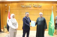 محافظ القليوبية يُسلِّم 12 عقد تقنين للمواطنين بديوان عام المحافظة