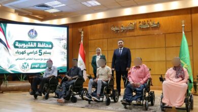 من طلب إلى استجابة.. محافظ القليوبية يُسلِّم 5 كراسي كهربائية لذوي الهمم بالتنسيق مع مديرية التضامن الاجتماعي من طلب إلى استجابة.. محافظ القليوبية يُسلِّم 5 كراسي كهربائية لذوي الهمم بالتنسيق مع مديرية التضامن الاجتماعي
