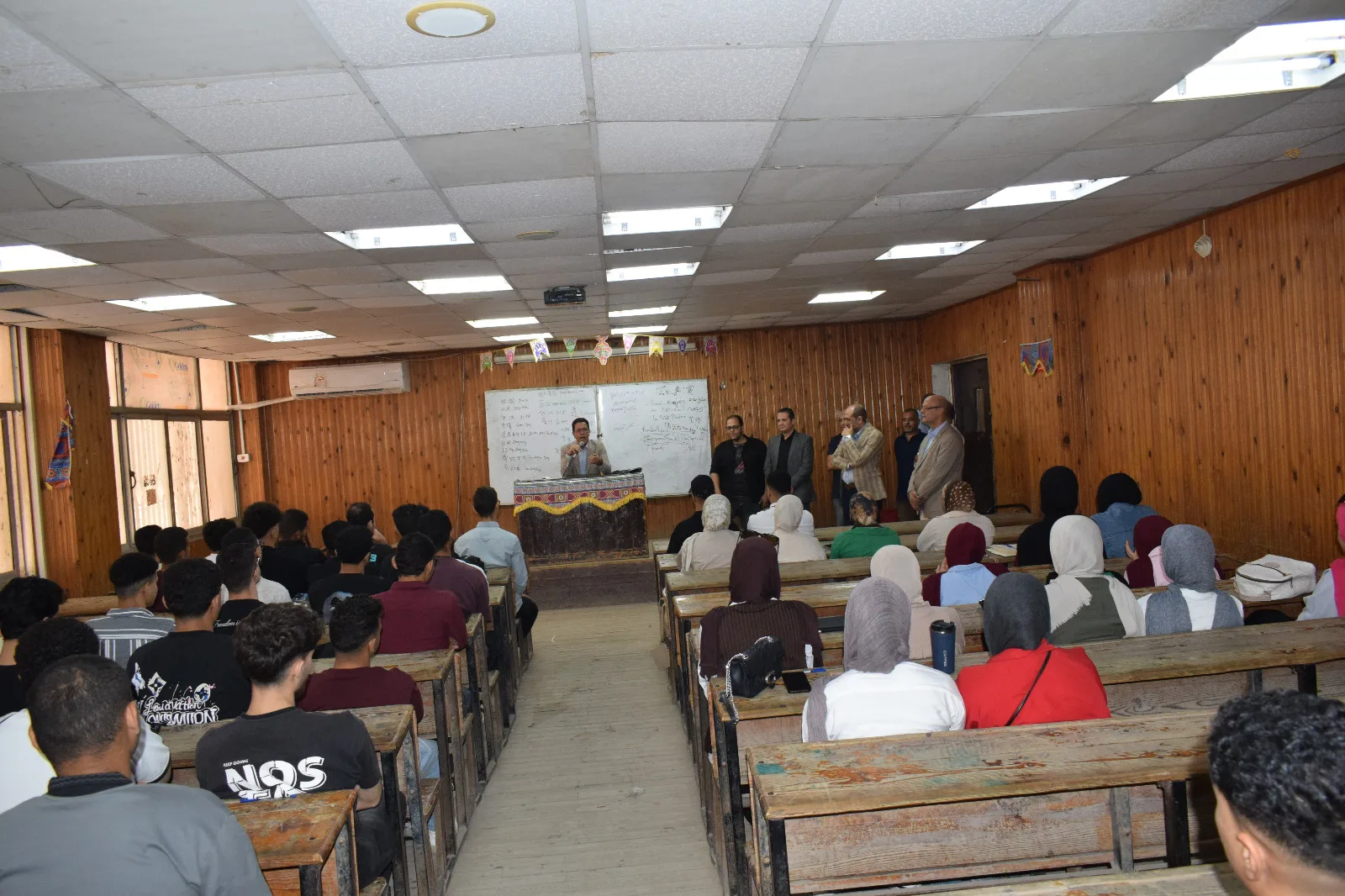 رئيس جامعة بنها يتفقد الدراسة بكليتي الآداب والتجارة