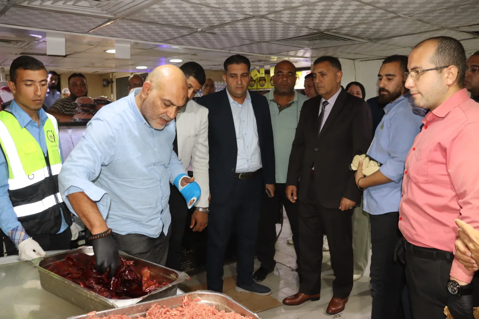 محافظ القليوبية يقود جولة رقابية بشرق شبرا الخيمة.. إعدام لحوم وهوت دوج وكبدة والتحفظ على رنجة للفحص محافظ القليوبية يقود جولة رقابية بشرق شبرا الخيمة.. إعدام لحوم وهوت دوج وكبدة والتحفظ على رنجة للفحص