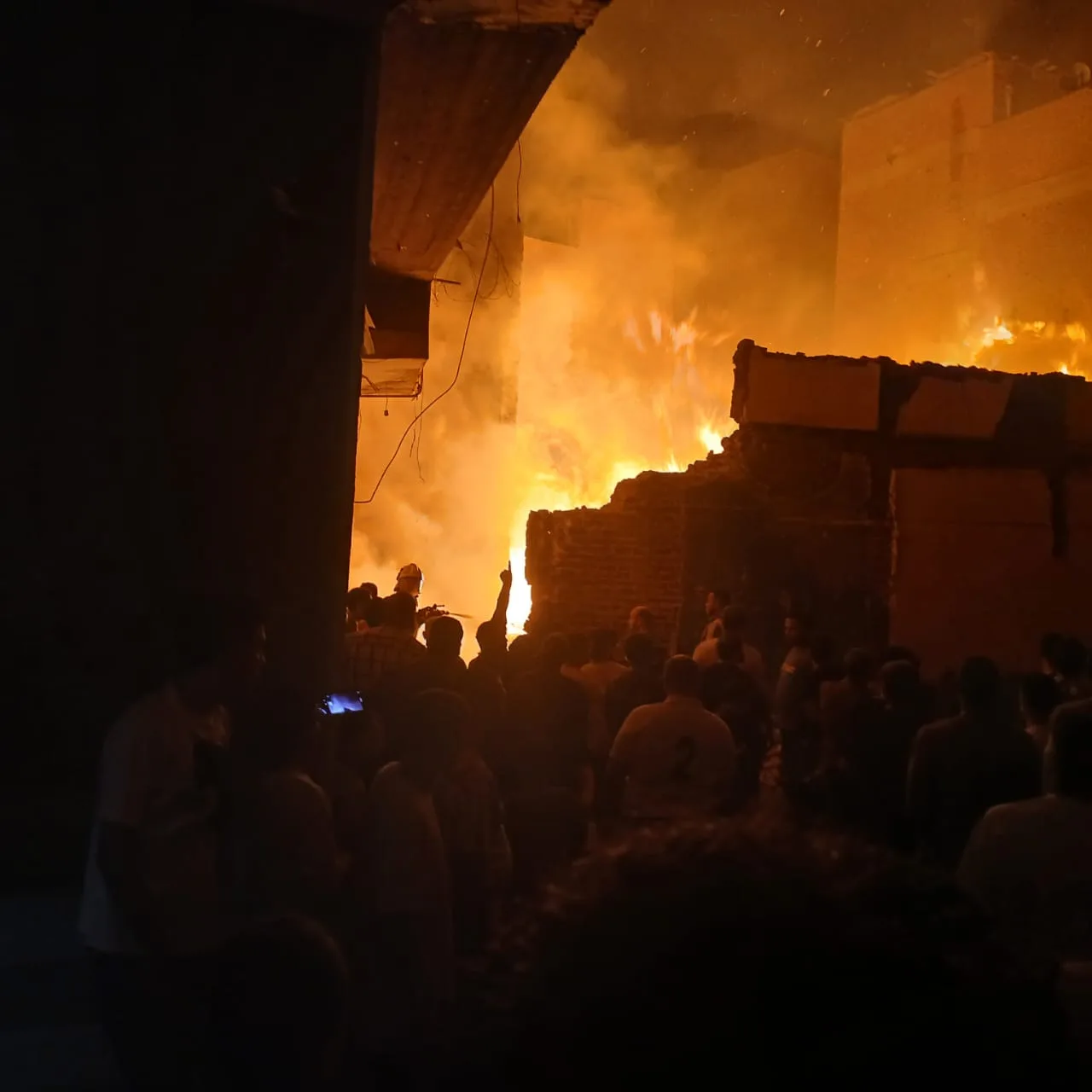 حريق داخل مخزن أخشاب بشارع الكنيسة في قليوب.. والدفع بسيارات الإطفاء للسيطرة على النيران