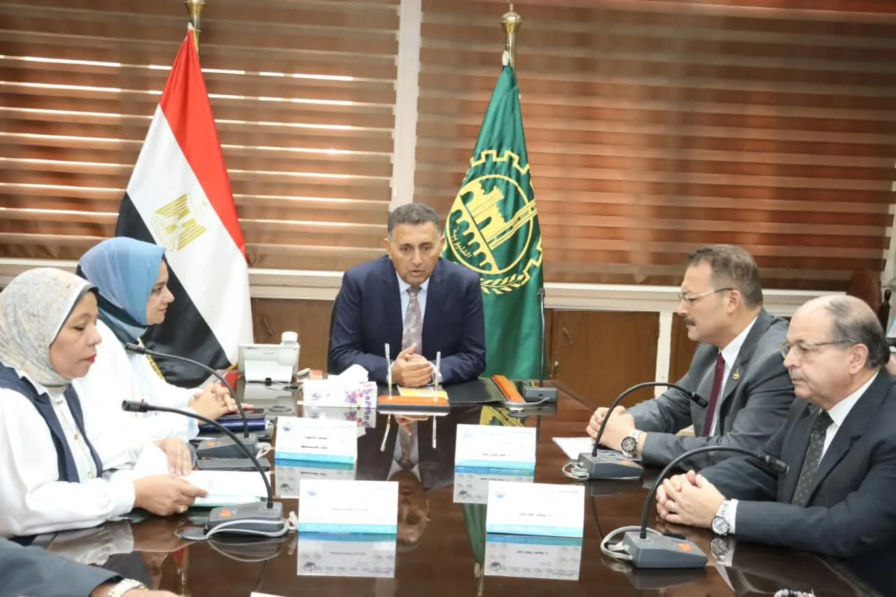 محافظ القليوبية يلتقي مجلس إدارة الهلال الأحمر المصري الجديد المُعيَّن لبحث تطوير العمل الإنساني وتعزيز خدمات بنك الدم محافظ القليوبية يلتقي مجلس إدارة الهلال الأحمر المصري الجديد المُعيَّن لبحث تطوير العمل الإنساني وتعزيز خدمات بنك الدم