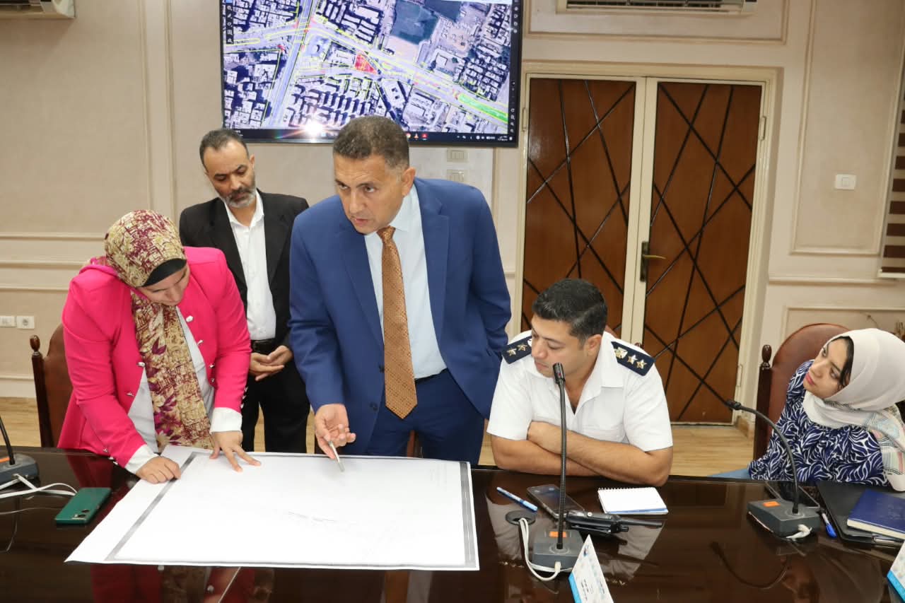 محافظ القليوبية يناقش أعمال تطوير محور بهتيم وربطه بمحور العصار