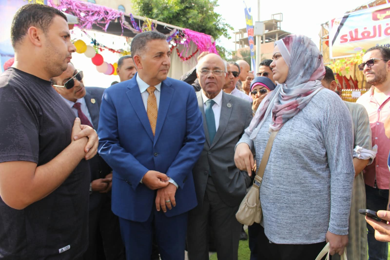 محافظ القليوبية يفتتح معرضًا للسلع الغذائية بأسعار مخفضة بمدينة الخانكة محافظ القليوبية يفتتح معرضًا للسلع الغذائية بأسعار مخفضة بمدينة الخانكة