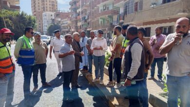 في لفتة إنسانية.. رئيس مدينة طوخ يوزع العصائر والمياه الباردة على عمال الرصف تقديرًا لجهودهم