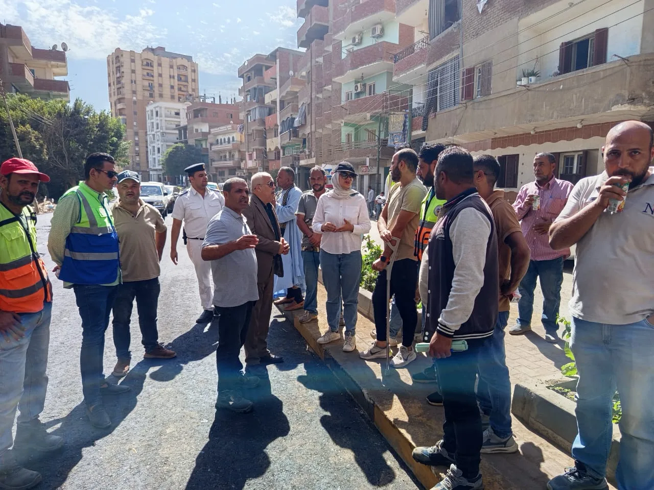في لفتة إنسانية.. رئيس مدينة طوخ يوزع العصائر والمياه الباردة على عمال الرصف تقديرًا لجهودهم