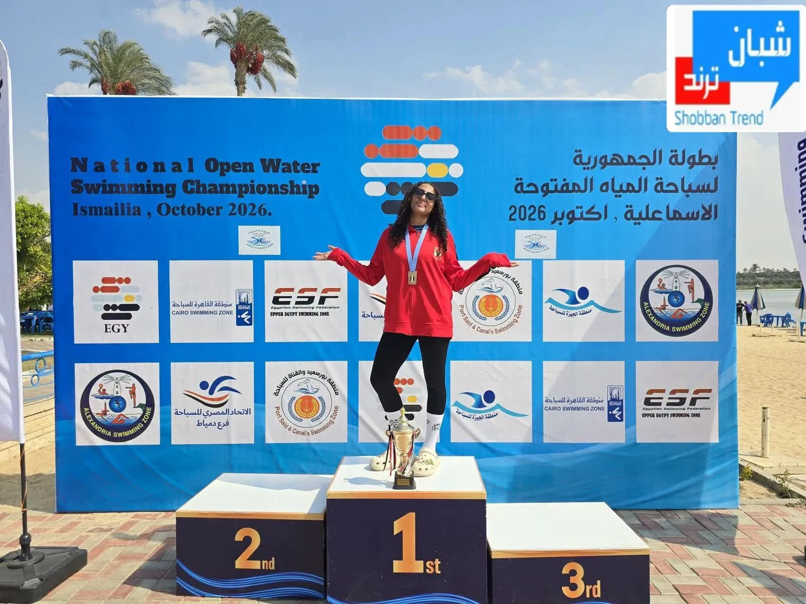 رئيس مجلس إدارة نادي الشبان ببنها يهنئ البطلة نورين الشعراوي لحصولها على ذهبية بطولة الجمهورية للمياه المفتوحة 