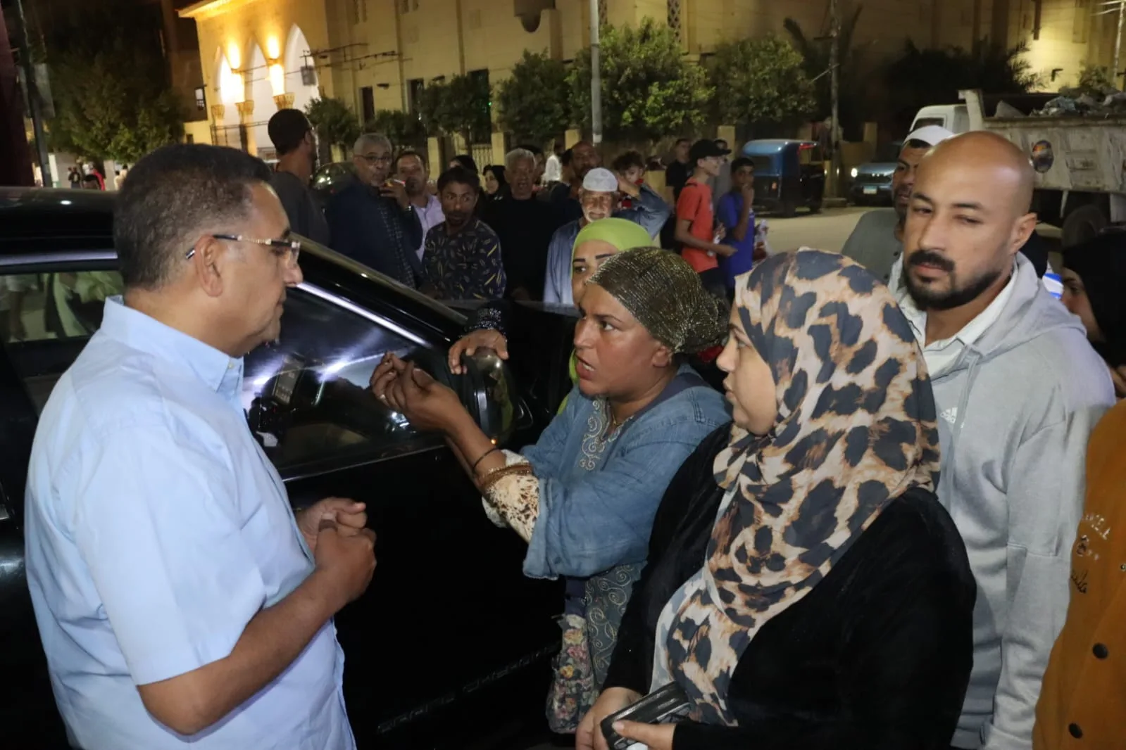 محافظ القليوبية يضبط 3 مقاهٍ متعدية على الطريق العام ويراجع تراخيص البناء بقليوب